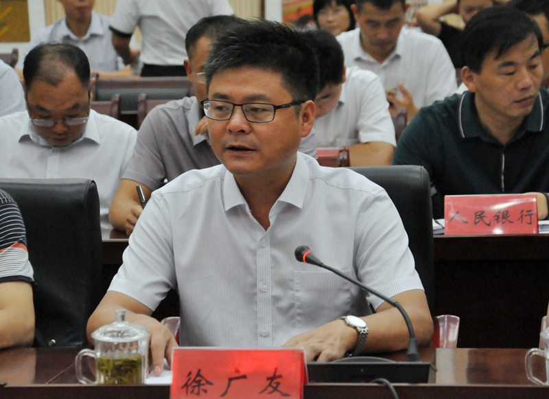 县委书记徐广友汇报工作县长罗圣权进行交流发言会议现场